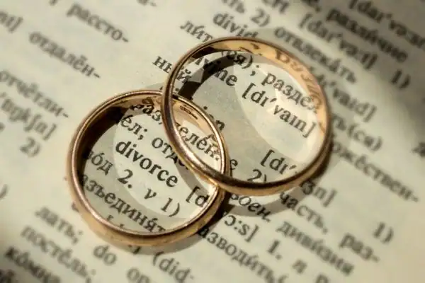 Image of rings removed before divorce mediation Sittingbourne
